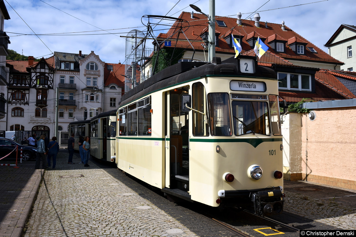 HTW 101+BW 155+BW 207 n der Haltestelle Nordschule, Steig 4.