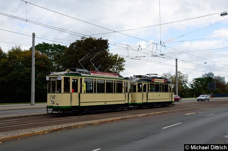 Wagen 124 schleppt hier den Wagen 23 zum Ausgangspunkt der Sonderfahrten in die Hartstraße.
Aufgenommen wurden diese in der Ernst-Reuter-Allee kurz vor der Hartstraße (Rathaus). Bild: Wagen 124 schleppt hier den Wagen 23 zum Ausgangspunkt der Sonderfahrten in die Hartstraße.
Aufgenommen wurden diese in der Ernst-Reuter-Allee kurz vor der Hartstraße (Rathaus).