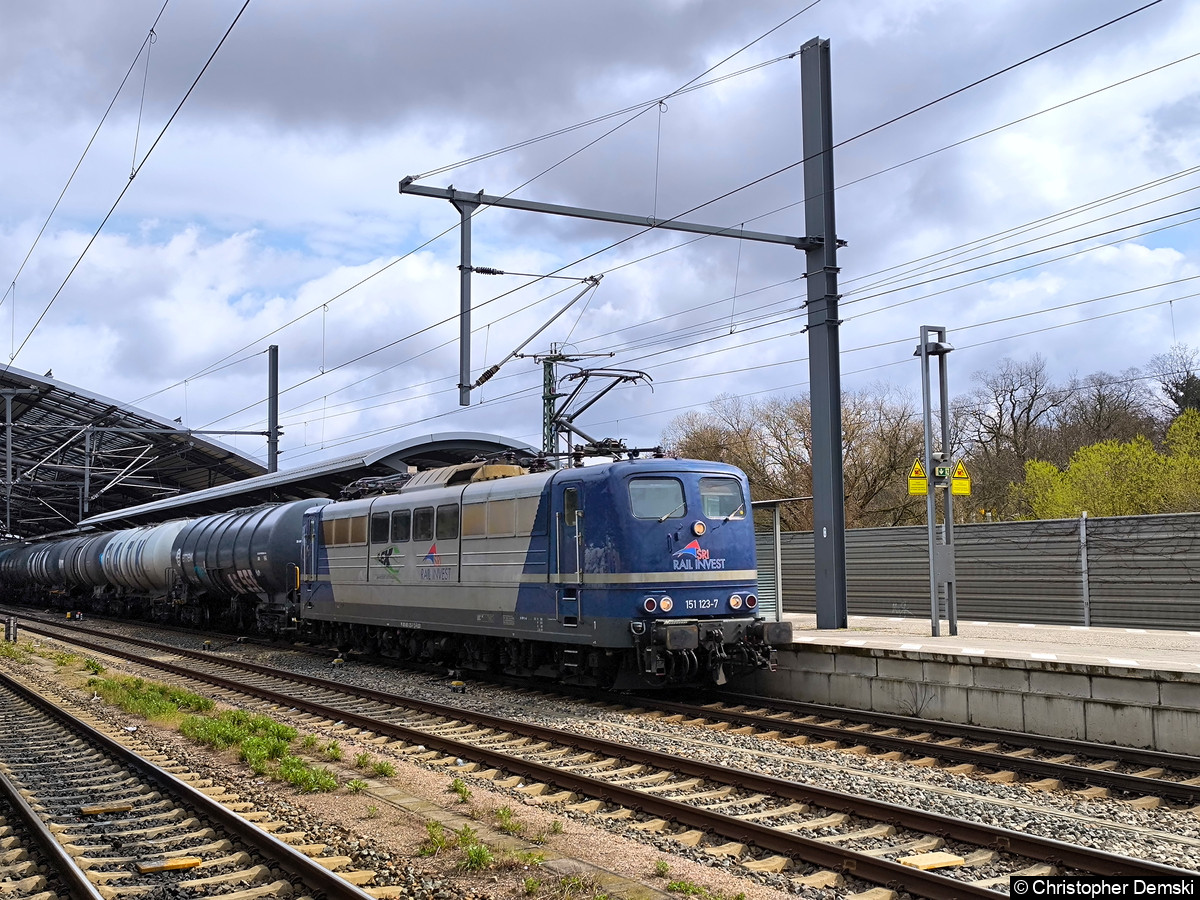 Bild: 151 123-7 mit einen Kesselzug in Erfurt Hauptbahnhof.