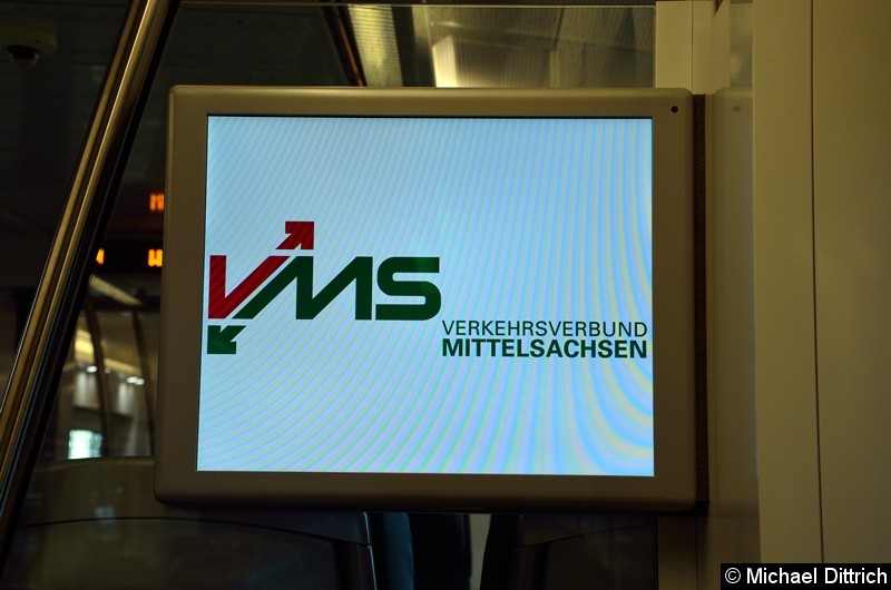 Fahrgastinformationsmonitor mit dem Logo des Fahrzeugeigentümers. 
Die Fahrzeuge gehören dem Verkehrsverbund Mittelsachsen und werden dem Betreiber überlassen.