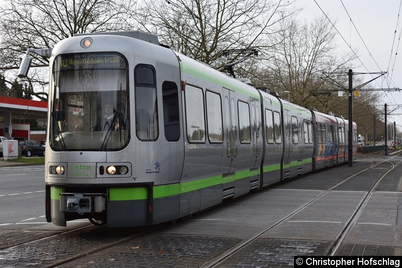 Bild: TW 2501 als Linie 10 bei der Einfahrt in die Endstelle Ahlem