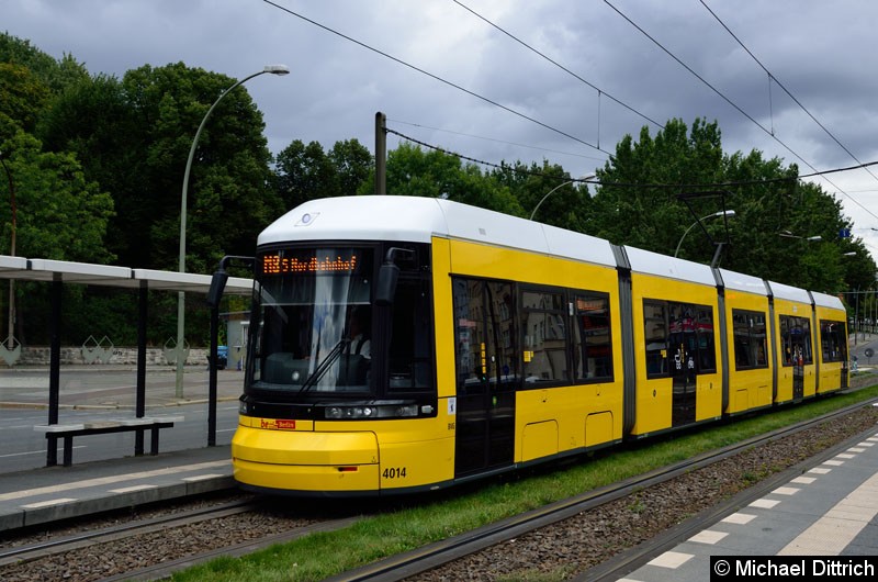 Bild: 4014 als Linie M8 an der Haltestelle Platz der Vereinten Nationen.
