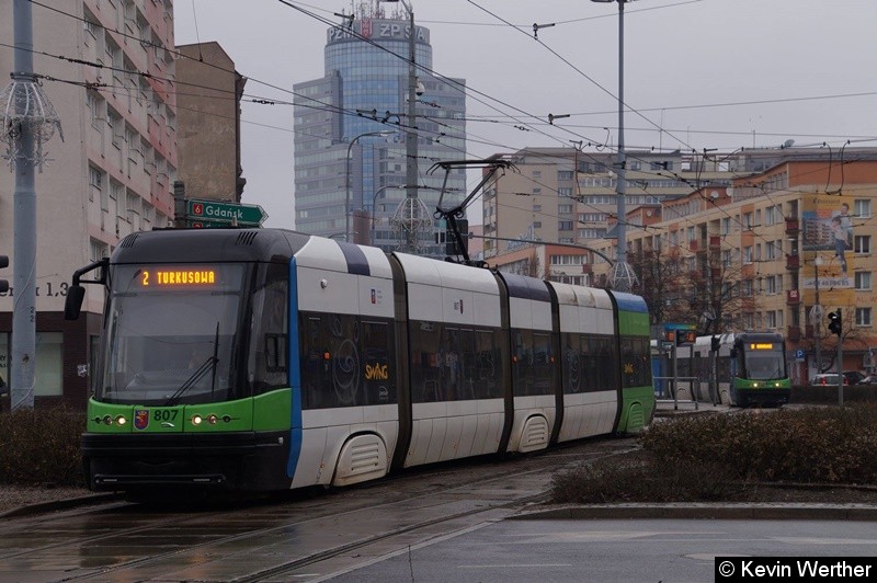 Pesa 120NaS TW 807 als Linie 2 nach TURKUSOWA kurz nach der Haltestelle Plac Żołnierza Polskiego und dahinter TW 827 als Linie 10 an der Haltestelle Plac Żołnierza Polskiego. Bild: Pesa 120NaS TW 807 als Linie 2 nach TURKUSOWA kurz nach der Haltestelle Plac Żołnierza Polskiego und dahinter TW 827 als Linie 10 an der Haltestelle Plac Żołnierza Polskiego.