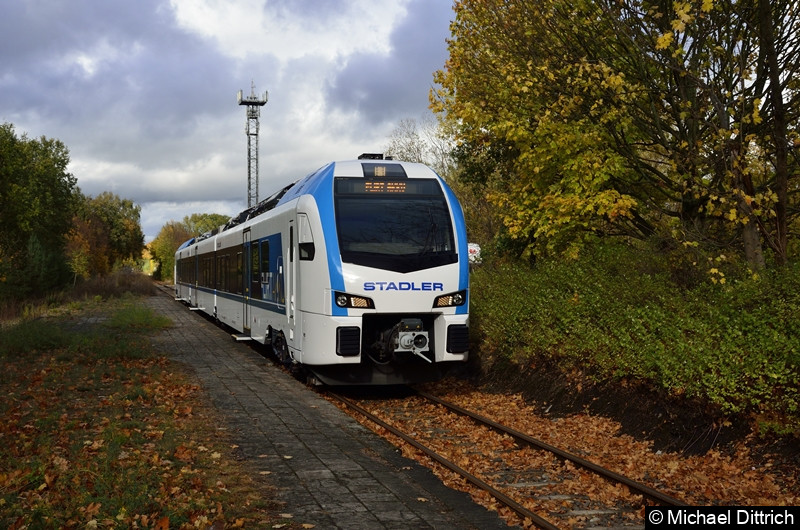 Bild: Er ist der erste Akku Flirt der Firma Stadler Pankow GmbH. Hier bei einer Präsentationsfahrt am Bahnhof Schildow.