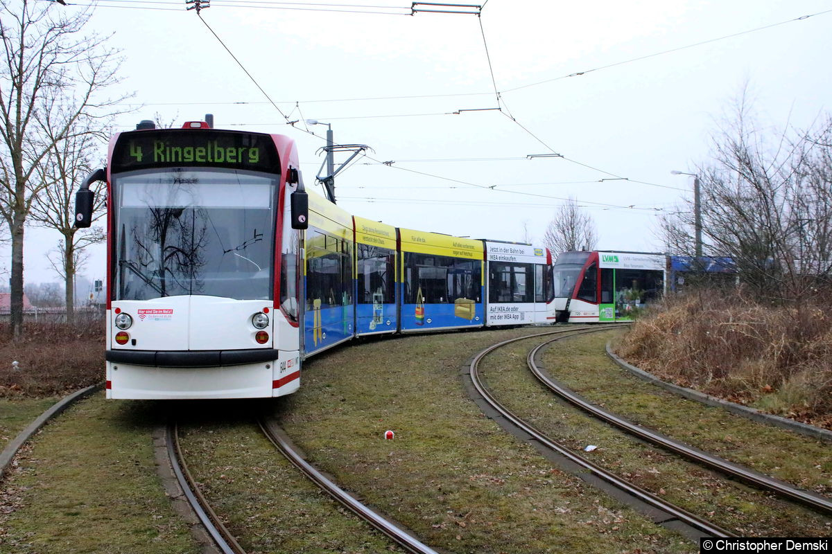 Tw 640+720 als Linie 4 in der Schleife Hauptfriedhof.