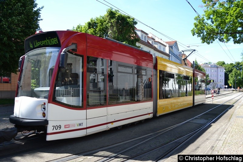 TW 709 als zweiter Wagen einer Traktion beim Verlassen der Haltestelle Sparkassen-Finanzzentrum. Bild: TW 709 als zweiter Wagen einer Traktion beim Verlassen der Haltestelle Sparkassen-Finanzzentrum.