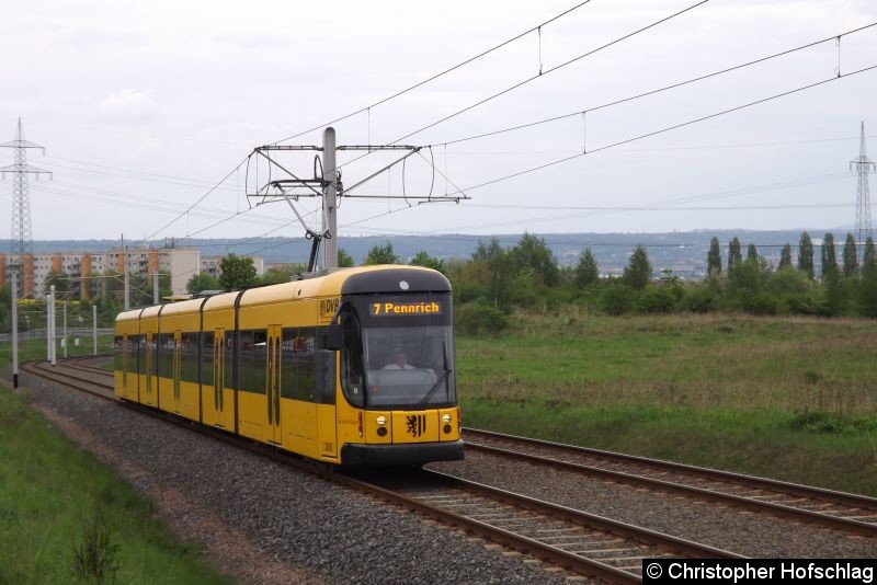 Bild: TW 2825 als Linie 7 kurz vor der Haltestelle Altnossener Straße.