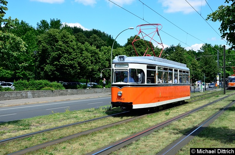 Bild: 218 001 fuhr als sechster Wagen in einem Straßenbahnkorso anlässlich 150 Jahre Straßenbahn in Berlin.