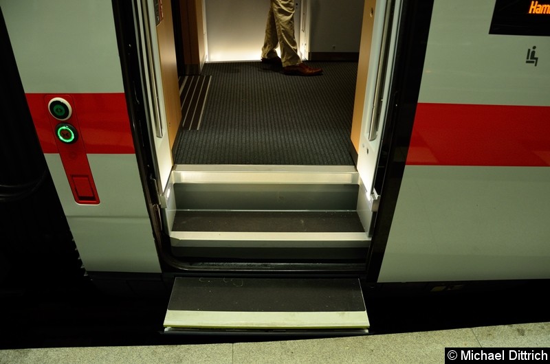 Blick auf den Einstieg mit einem Hublift. Dieser kann für alle gängigen Bahnsteige eingesetzt werden.