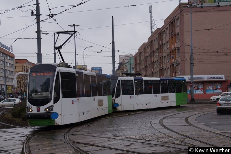 TW 509+510 als Linie 12 nach DW. NIEBUSZEWO, verließ die Haltestelle Plac Rodła.
