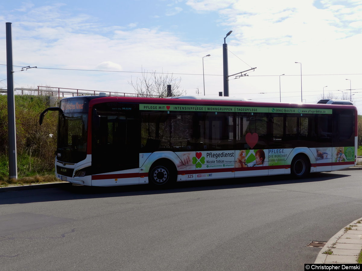 Wagen 325 als Linie 51 am Urbicher Kreuz