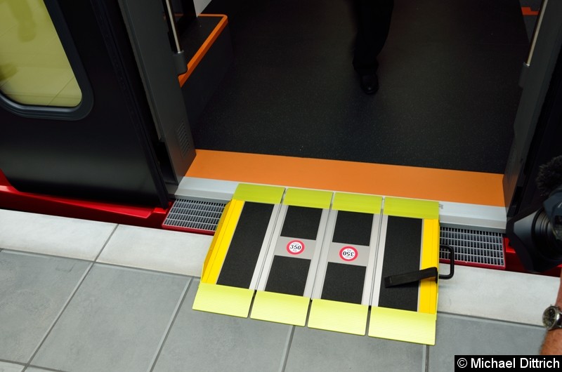 Das unter der Auflegerampe zu sehende Gitter ist nur an der ersten Tür des Triebwagens mit Führerstand zu finden. Sie ist aber keine Spaltüberbrückung im klassischen Sinne.
Deswegen muss für Rollstuhlfahrer eine Klapprampe mitgeführt werden.
Diese wird im Fahrgastraum verstaut. Bild: Das unter der Auflegerampe zu sehende Gitter ist nur an der ersten Tür des Triebwagens mit Führerstand zu finden. Sie ist aber keine Spaltüberbrückung im klassischen Sinne.
Deswegen muss für Rollstuhlfahrer eine Klapprampe mitgeführt werden.
Diese wird im Fahrgastraum verstaut.