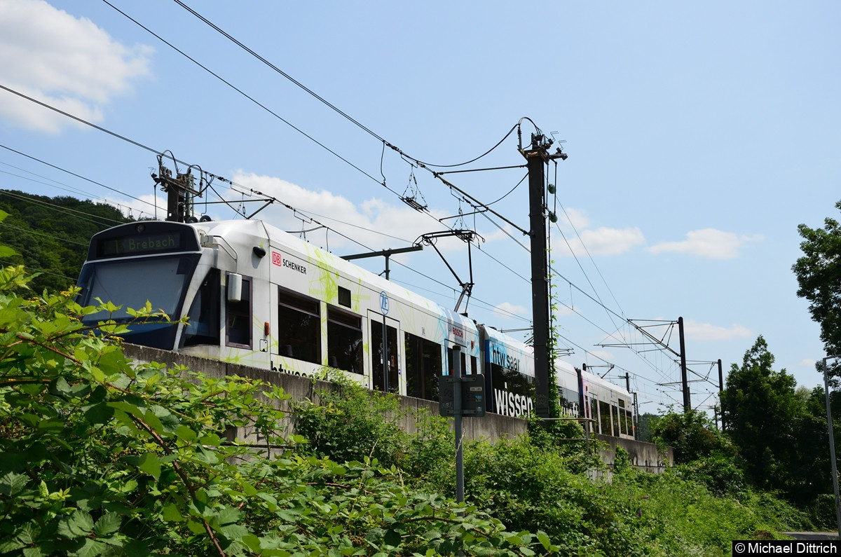 Wenn der Bügel den zweiten Kontakt verlassen hat, befindet er sich unter dem bei der DB üblichen Spannung von 15.000 Volt Wechselstrom. Bild: Wenn der Bügel den zweiten Kontakt verlassen hat, befindet er sich unter dem bei der DB üblichen Spannung von 15.000 Volt Wechselstrom.