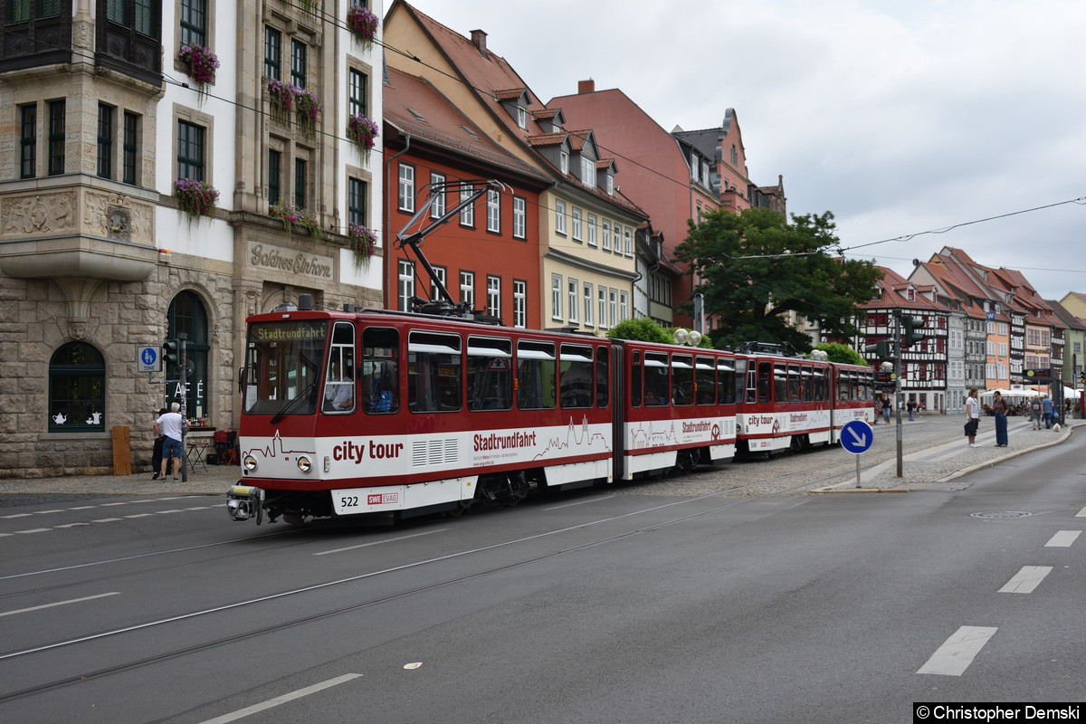 Bild: TW 522+530 als Stadtrundfahrt beim Verlassen der Haltestelle Domplatz Nord.