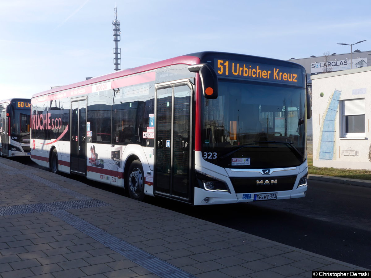 Wagen 323 als Linie 51 am Urbicher Kreuz.