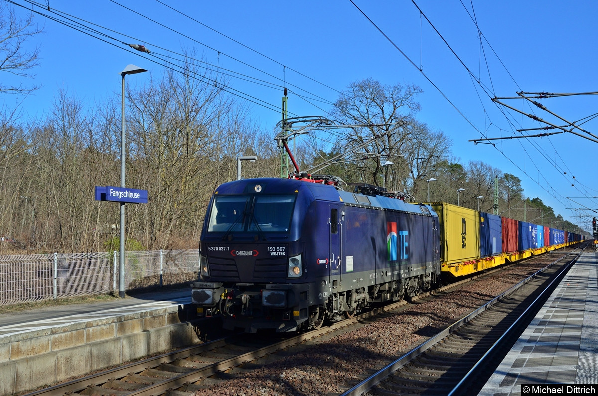 193 567 (5 370 037-1) mit einem Güterzug bei der Durchfahrt in Fangschleuse.