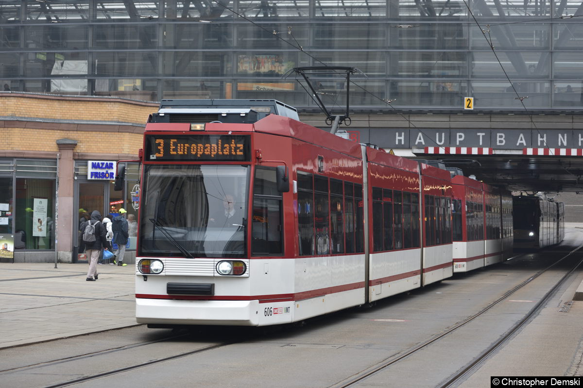 Tw 606+608 als Linie 3 bei der Ausfahrt aus der Haltestelle Hauptbahnhof.