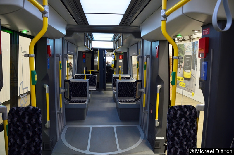Bild: Blick in den Fahrgastraum des Mockup.
Vorne sieht man wie es aussieht, wenn zwei Sitze nebeneinander angebracht werden.