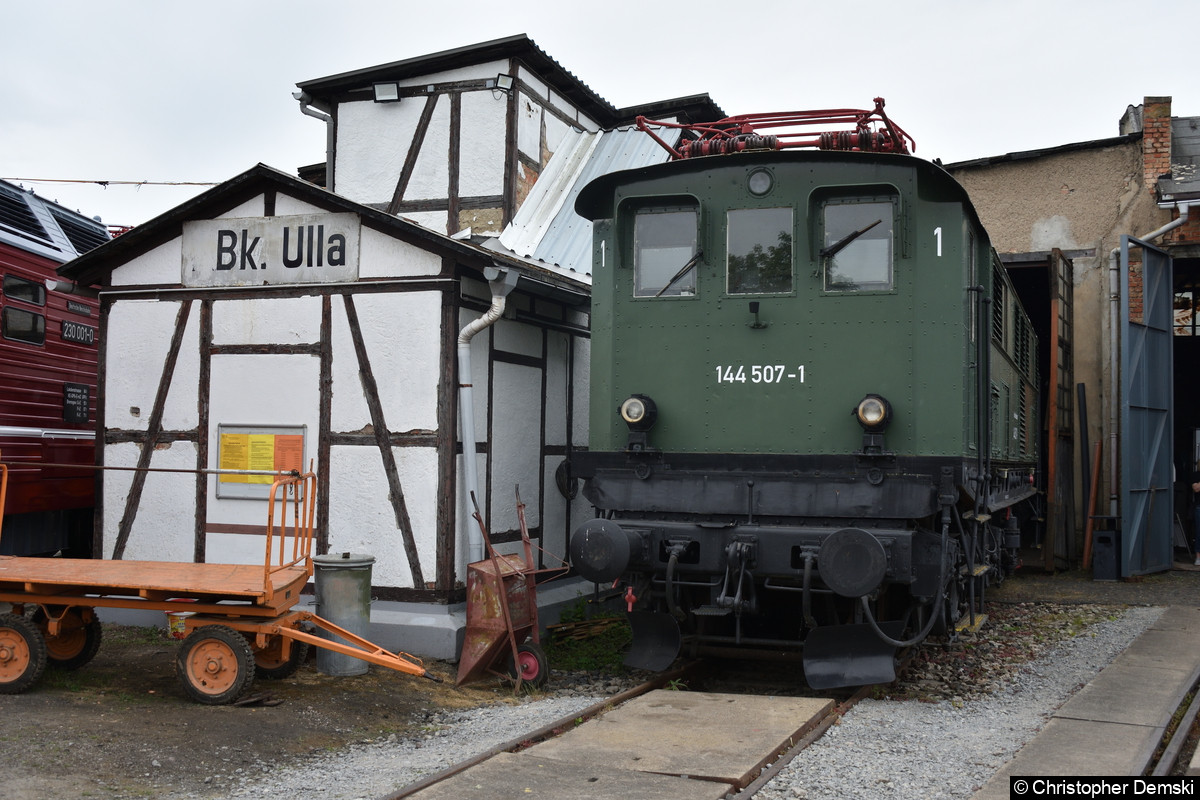 Bild: 144 507-1 steht vor Lokschuppen im Eisenbahnmuseum Weimar.